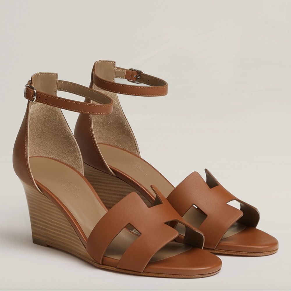 Hermes tan Comfortable wedge heel! Worn once,very classy shoe. Adorable wedge